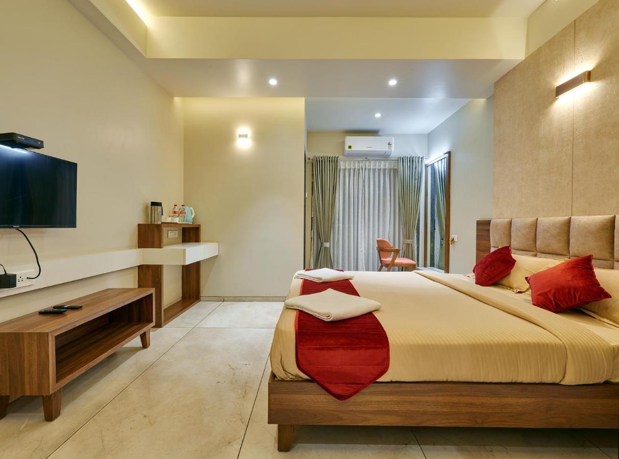 Hotel Swamini Kolhapur Bagian luar foto