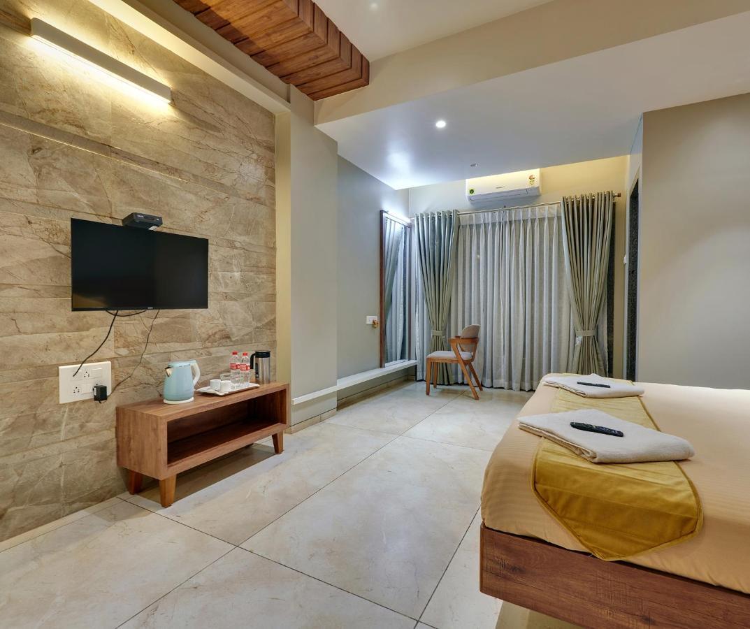 Hotel Swamini Kolhapur Bagian luar foto