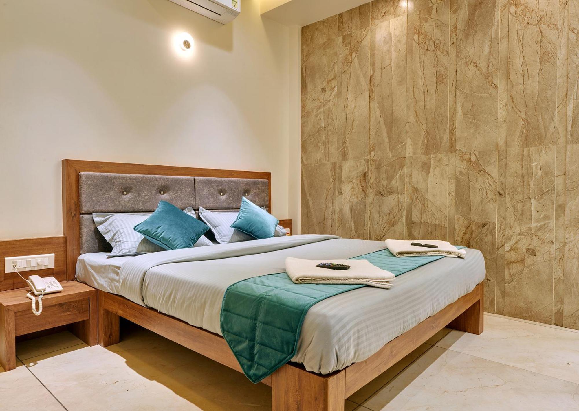 Hotel Swamini Kolhapur Bagian luar foto