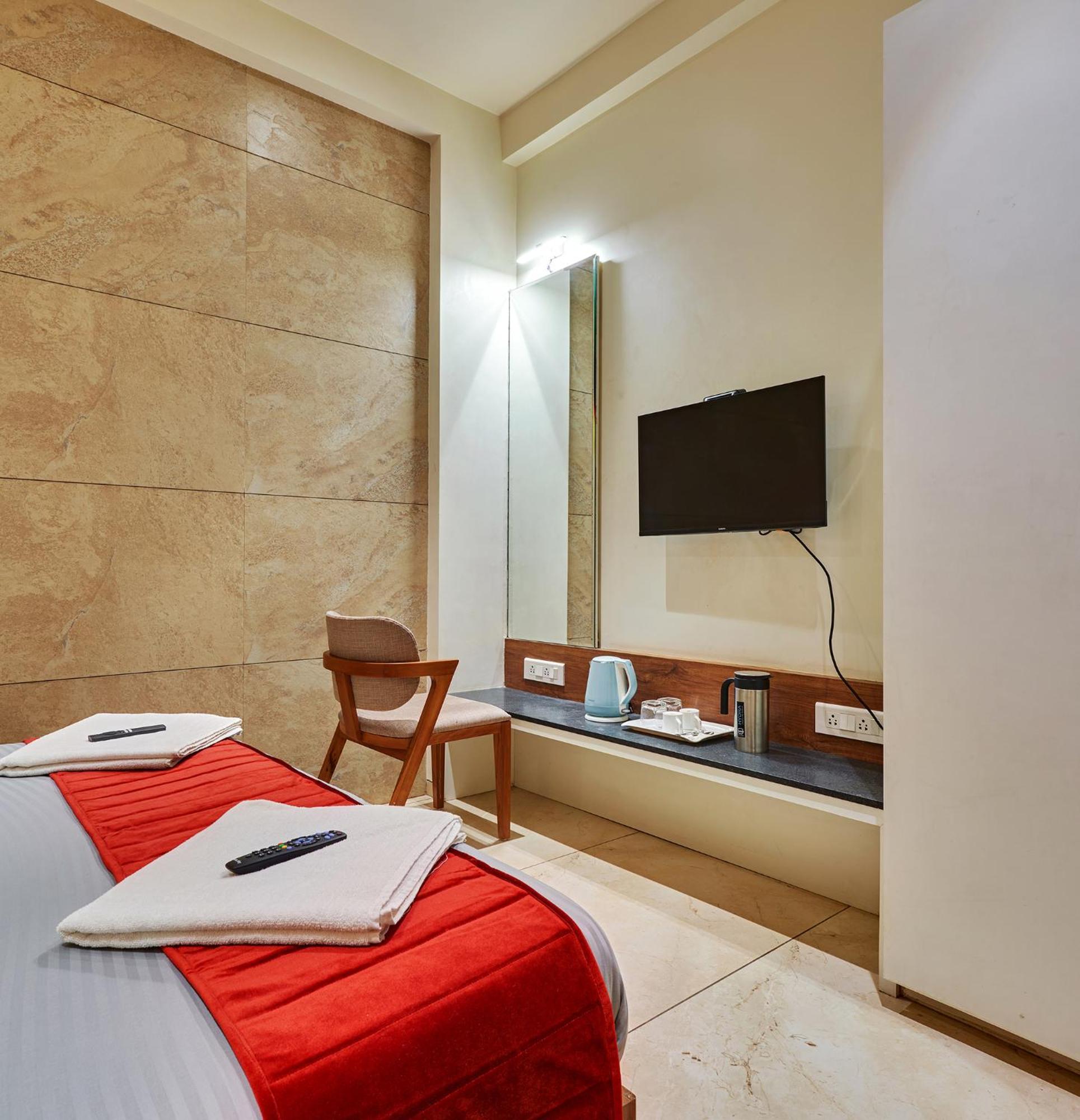Hotel Swamini Kolhapur Bagian luar foto
